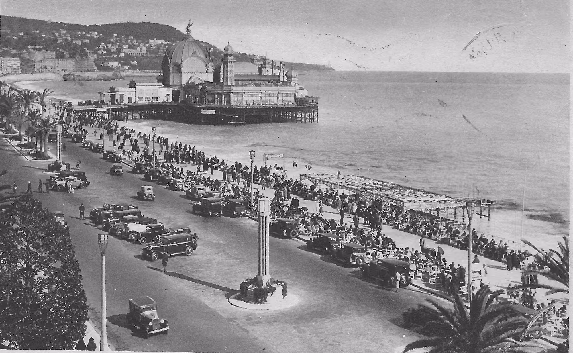Nice en 1938 : la Promenade des Anglais et le Palais de la Jetée-Promenade, vus depuis les hauteurs